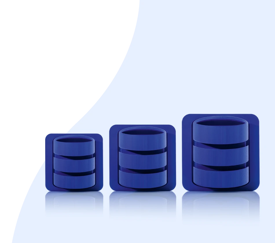 Drei blaue Datenbanksymbole sind nebeneinander auf einem hellblauen Hintergrund angeordnet. Jedes Symbol zeigt eine zylindrische Form, die eine Datenbank darstellt, eingerahmt von einem quadratischen Rahmen. Die Symbole nehmen von links nach rechts an Größe zu und symbolisieren die drei Editionen von crossbase. Die Formen spiegeln sich leicht auf der glänzenden Oberfläche unter ihnen.