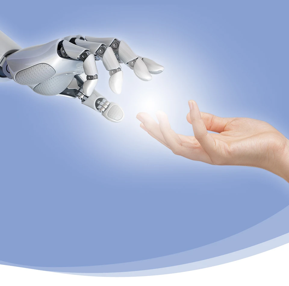 Eine Roboterhand und eine menschliche Hand berühren sich in der Mitte des Bildes beinahe, als würden sie sich etwas übergeben.