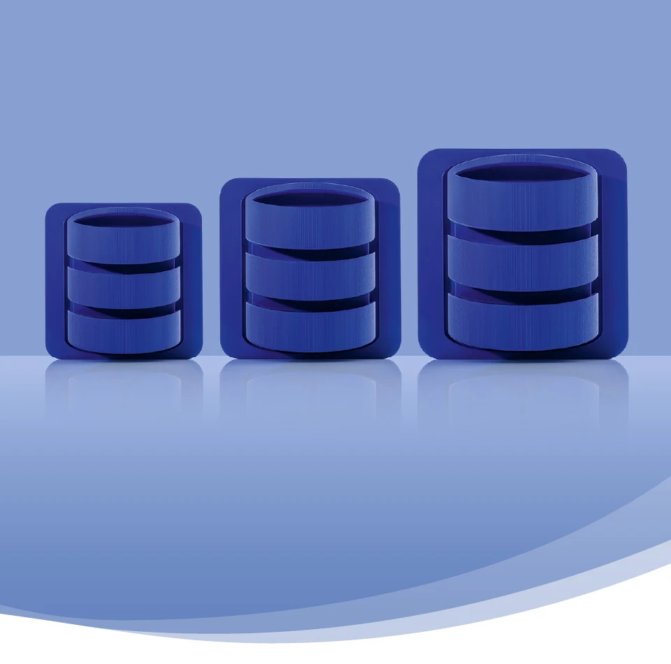 Drei blaue Datenbanksymbole sind nebeneinander auf einem hellblauen Hintergrund angeordnet. Jedes Symbol zeigt eine zylindrische Form, die eine Datenbank darstellt, eingerahmt von einem quadratischen Rahmen. Die Symbole nehmen von links nach rechts an Größe zu und symbolisieren die drei Editionen von crossbase. Die Formen spiegeln sich leicht auf der glänzenden Oberfläche unter ihnen.