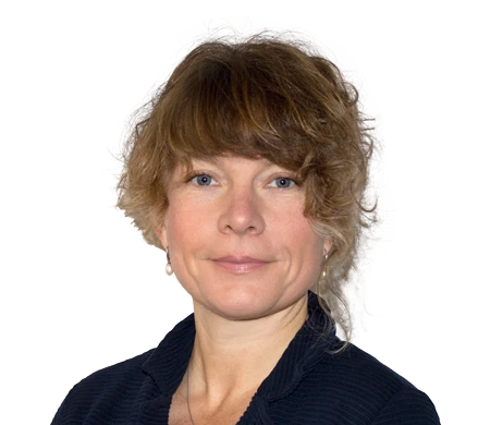 Sabrina Haas, responsable des services marketing chez CREATON, regarde calmement la caméra et sourit légèrement. Elle a les cheveux mi-longs, bouclés, châtain clair avec une frange. Elle porte un chemisier sombre et des boucles d'oreilles dorées.