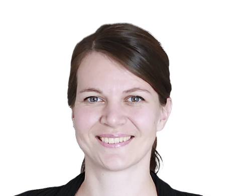 Jasmin Nesbigall de oneworld sourit en regardant la caméra. Elle a les cheveux bruns avec une raie sur le côté, attachés dans la nuque. Elle porte un haut noir. L'arrière-plan est bleu foncé avec une ligne incurvée blanche et bleu clair en forme de vague sur le côté gauche.