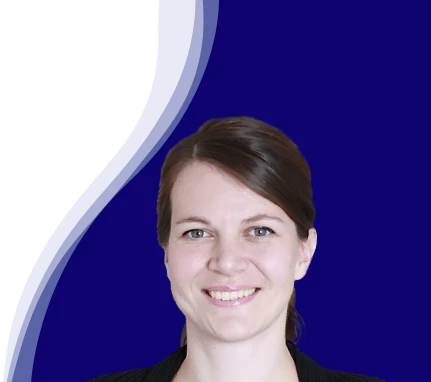 Jasmin Nesbigall de oneworld sourit en regardant la caméra. Elle a les cheveux bruns avec une raie sur le côté, attachés dans la nuque. Elle porte un haut noir. L'arrière-plan est bleu foncé avec une ligne incurvée blanche et bleu clair en forme de vague sur le côté gauche.